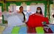Las artesanas Liz Sánchez y Hilaria Gauto mostrando una hermosa blusa y una elegante camisa a precio de G. 150 y G. 130 mil, respectivamente.