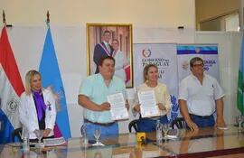 La ministra de la Senatur, Angie Duarte, el Gobernador de Guairá, César Luis Sosa (ANR), el Pdte. de la Aigua, Javier Silvera y la encargada departamental de turismo Eva Cristaldo, durante la firma del convenio.