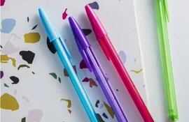 Bolígrafos de colores llamativos.