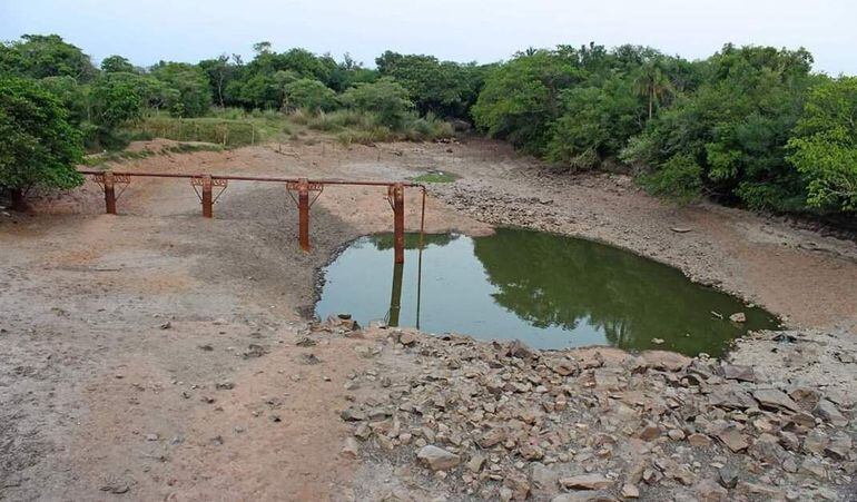 El arroyo Yukyty de donde se alzaba el agua para la distribución al casco urbano de Caapucú con la sequía quedó sin agua