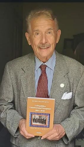 Ricardo Caballero Aquino y su último libro.