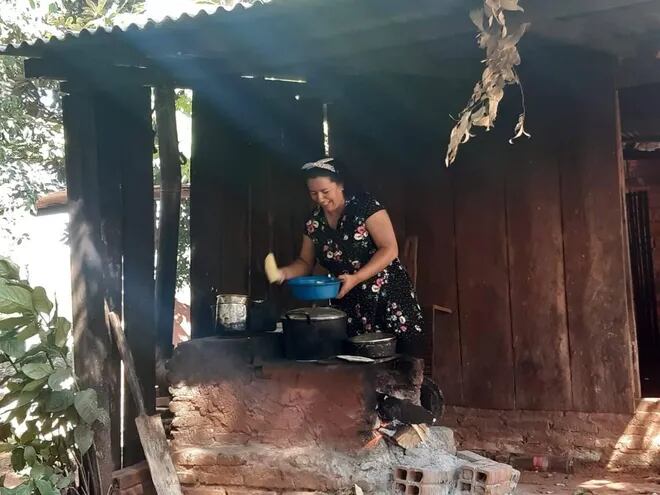 Alicia Amarilla, Coordinadora Nacional de Conamuri cocinando en Repatriación, Caaguazú. Insta a las mujeres a seguir con las huertas urbanas.