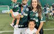 Hermosa familia. Gustavo Gómez junto a su esposa Jazmín Torres y sus hijos Lucca y Pía, celebrando la obtención de la copa del Campeonato Paulista.