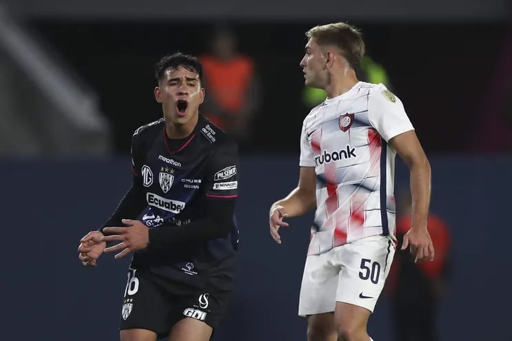 Kendry Páez (i) de Independiente reacciona de un partido de la fase de grupos de la Copa Libertadores entre Independiente del Valle (IDV) y San Lorenzo este miércoles, en el estadio Banco Guayaquil en Quito (Ecuador).