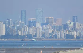 La ciudad de Vancouver, una de las más pobladas de Canadá, soporta una ola de intenso calor.  Las temperturas altas marcaron un récord.  (AFP)