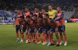 Jugadores del Puebla posan hoy, durante un encuentro de la jornada 01 del torneo Clausura 2023 de la Liga MX del fútbol, entre Pachuca y Puebla, en el estadio Hidalgo de la ciudad de Pachuca (México).