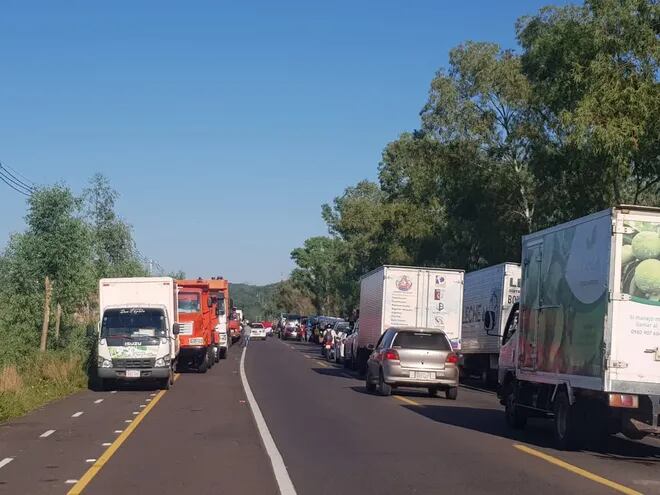 Camiones atrapados en el tránsito en zona de la ruta Luque-SanBer
