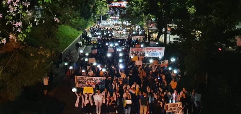 De a miles, estudiantes de la Universidad Nacional del Este (UNE) marcharon y cerraron de manera intermitente el Puente de la Amistad en Ciudad del Este.
