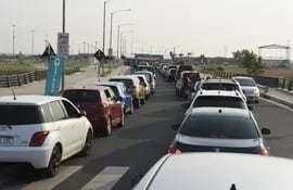 Desde temprano, una larga fila de automovilistas se formó en la Costanera de Asunción para recibir su primera dosis contra el covid-19.