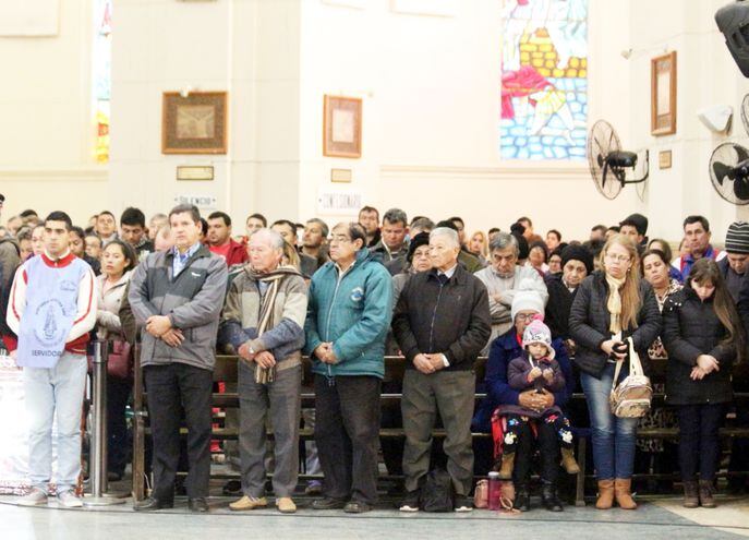 Los feligreses reunidos ayer dentro de la Basílica de Caacupé durante la homilía  de monseñor Ricardo Valenzuela.