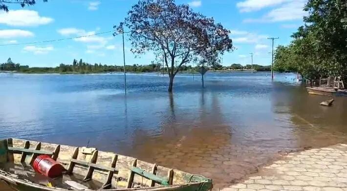 La calles de la turística localidad de Itá Corá se encuentra sumergida bajo el agua del río Paraná.