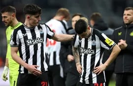 Tino Livramento (L) y Miguel Almiron de Newcastle reaccionan después del partido de fútbol de la fase de grupos de la Liga de Campeones de la UEFA entre Newcastle United y AC Milan, en Newcastle, Gran Bretaña, el 13 de diciembre de 2023. Newcastle perdió 1-2.