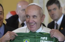 el-papa-francisco-c-recibe-una-camiseta-de-los-juegos-olimpicos-de-brasil-2016-145126000000-580579.JPG