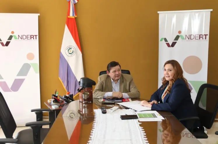 El nuevo titular del Indert,  Econ. Francisco Ruíz Diaz, con al saliente, Abog. Gail González Yaluff.