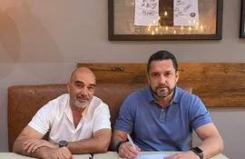 Firma de contrato. El presidente de Tacuary, Jorge Amancio Cáceres, en compañía del director técnico Aldo Bobadilla.