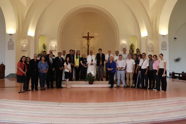 Autoridades de Radio Caritas, de la Universidad Católica y trabajadores del medio de comunicación, junto al cardenal Adalberto Martínez, tras la misa de acción de agracias que ofició por los 87 años cumplidos por la emisora.