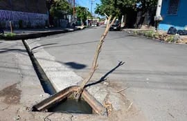 Cloaca colapsada en Tacuarí. En vez de buscar una solución real con la Essap, la Municipalidad construyó un "desvío" que lleva las aguas negras hasta el frente de todas las casas.