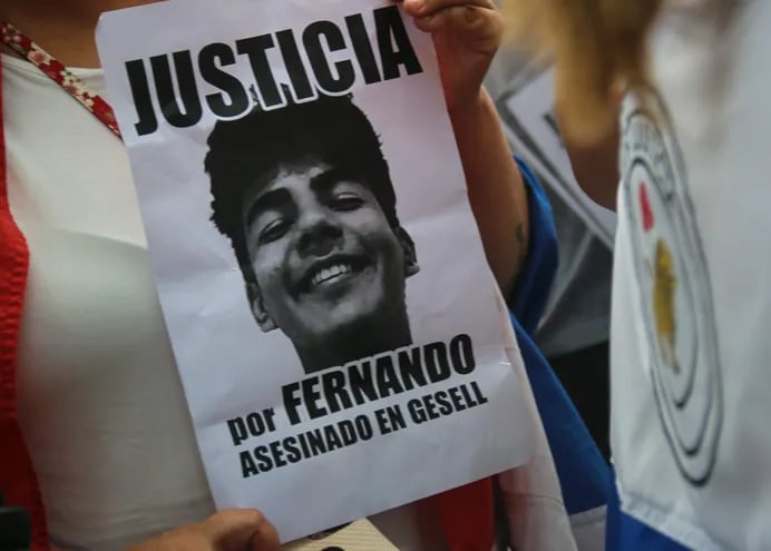 Una persona sostiene una imagen que pide justicia por Fernando Báez Sosa, un joven estudiante de 18 años e hijo de inmigrantes paraguayos por cuya muerte en 2020 están acusados ante la justicia argentina ocho jugadores de rugby.
