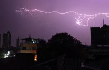 Fotografía de archivo y referencia: tormentas eléctricas en la capital del país.