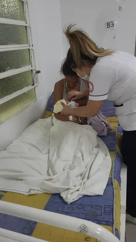 María Concepción Jara Haedo, luego de dar a luz a su bebé en plena calle, fue asistida con su hija en el Hospital Maternoinfantil de Santísima Trinidad de Asunción.
