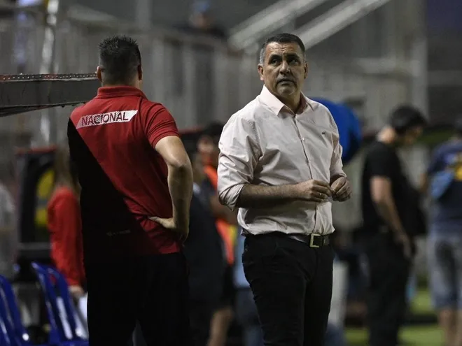 Pedro Sarabia (d), entrenador de Nacional, durante el partido contra Sportivo Ameliano por la penúltima jornada del torneo Clausura 2022 del fútbol paraguayo.