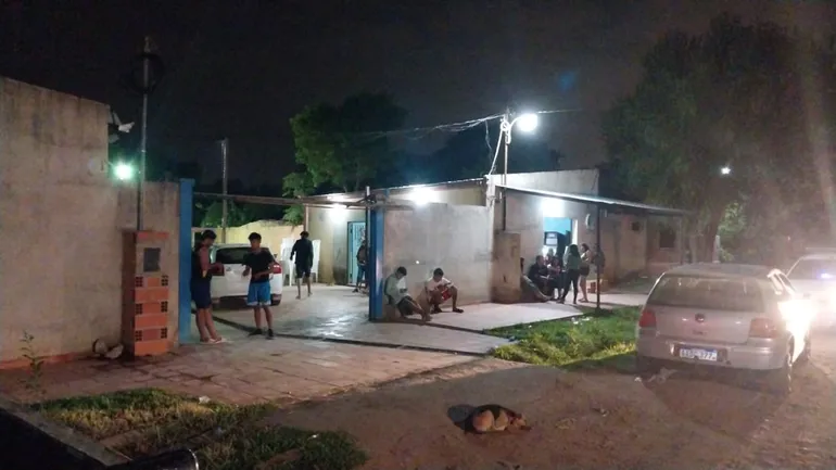 Familiares y vecinos se congregan frente a la casa de Cristhian David Martínez Flor, alias "Killo", tras ser acribilllado por sicarios esta madrugada.