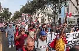Manifestantes marchan para reclamar la renuncia de la presidenta Dina Boluarte y el cierre del Congreso hoy, en Lima (Perú).