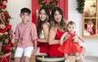 ¡Hermosa postal! Letizia Medina y sus tres tesoros: Paolo, Luana y Josefina aguardan felices la Navidad.