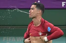 Cristiano Ronaldo escupe agua tras el partido contra Suiza.