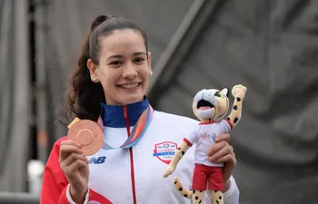 Leyla Servín con la medalla de bronce en el karate de los Juegos Suramericanos.