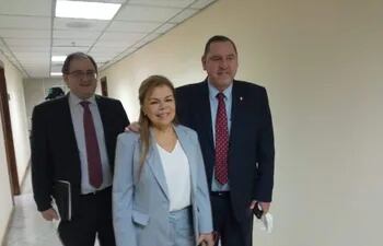 El senador colorado Javier Zacarías Irún y su esposa Sandra McLeod junto al abogado Ricardo Preda, antes del inicio de la audiencia preliminar.