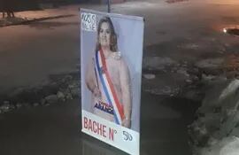 Cartel de la intendenta de Mariano Roque Alonso, Carolina Aranda (PLRA), en la manifestación ciudadana del Bachetour N°4..