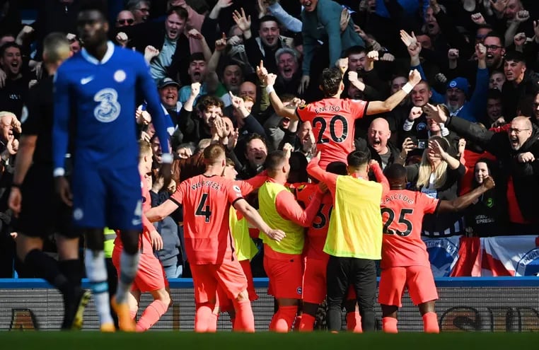 Julio Enciso (20) festeja el tanto contra el Chelsea por la ronda 31 de la Premier League de Inglaterra en el estadio Stamford Bridge, en Londres.