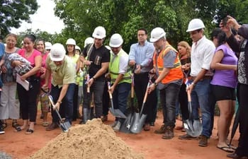 Hoy se realizó la palada inicial de las obras para construir más de 50 viviendas en la Chacarita Alta.