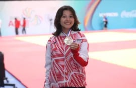 La judoca nacional Vanesa Anabel Barrios González (12 años) celebra con su medalla de bronce que obtuvo ayer en la SND.