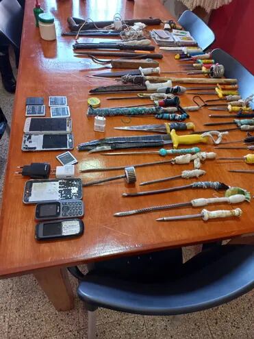 Una gran cantidad de “estoques” y cuatro machetillos fueron incautados durante una inspección en dos pabellones del Centro de Rehabilitación Social (Cereso), penitenciaría regional.