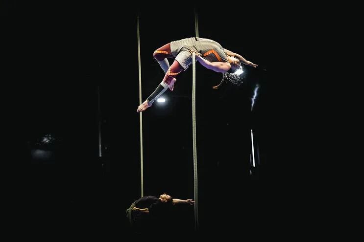 Artistas del Cirque du Soleil ensayan para lo que será "Messi10", el espectáculo inspirado en Lionel Messi, que abrirá sus puertas en Buenos Aires.