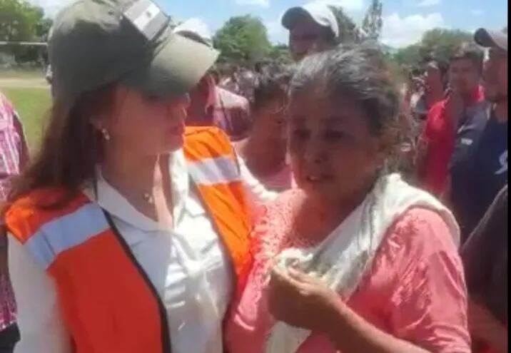 Una pobladora de los maskoy, cuya comunidad está aislada en Puerto Casado, entre lágrimas cuenta su desgracia y la de sus compueblanos a la ministra de la SEN, Gladys Borja, a quien solicitó el envío de ayuda.