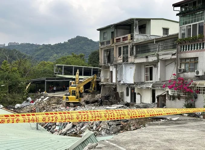 Continúan las labores de rescate de más de 100 personas tras el terremoto de Taiwán.