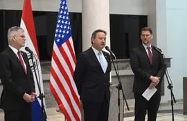 Marc Ostfield, embajador de Estados Unidos en Paraguay; el vicecanciller de Paraguay Irineo Raúl Silvero y el subsecretario adjunto del Departamento de Estado de Estados Unidos para Asuntos del Hemisferio Occidental, Mark Wells.