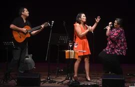 Víctor Riveros, María Ríos y Lizza Bogado en un tramo del emotivo concierto.

Concierto de cantautoresTeatro Municipal