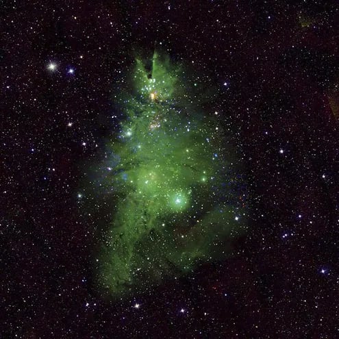 Observatorios astronómicos de la Nasa han captado un conjunto de estrellas jóvenes, situadas a unos 2.500 años luz de la Tierra, y ha realzado los colores y figuras que forman este conjunto de luces para compararlo con un árbol de Navidad.l "Cúmulo del Árbol de Navidad", como fue bautizado popularmente el conjunto de estrellas que forman "NGC 2264", está compuesto por cerca de cuarenta estrellas jóvenes y gases, y sus colores forman un "árbol cósmico" de luces y colores muy brillantes.