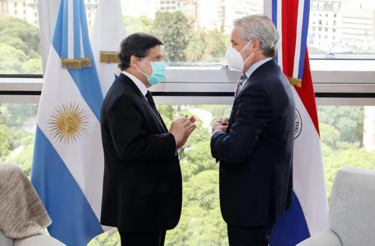 Los cancilleres Euclides Acevedo, de Paraguay, y Felipe Solá, de Argentina, tras la reunión que mantuvieron ayer en Argentina.