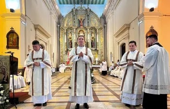 Los nuevos consagrados diáconos para la Arquidiócesis de Asunción.
