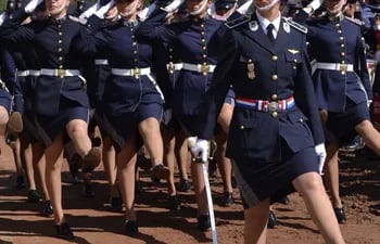 cadetes-de-la-escuela-de-suboficiales-de-la-policia-nacional-desfilaron-en-vapor-cue--201502000000-1366553.jpg