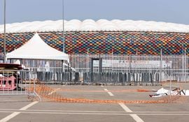 Esta fotografía tomada el 25 de enero de 2022 en la entrada del estadio Olembe en Yaundé muestra barreras en el suelo en el lugar de la estampida.