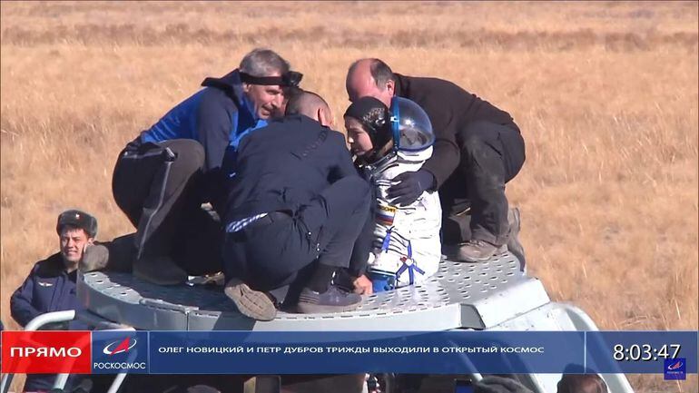 La actriz rusa Yulia Peresild reaccionando después del aterrizaje de la cápsula espacial rusa Soyuz MS-18 en un área remota al sureste de Zhezkazgan en la región de Karaganda de Kazajstán.