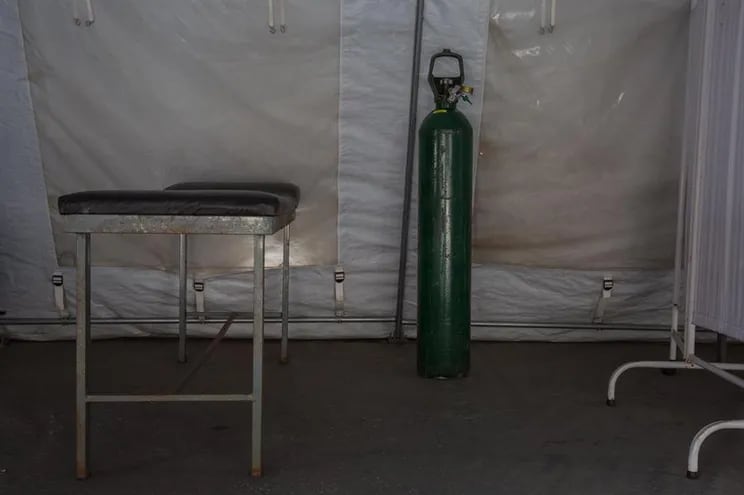 Una bombona de oxígeno en el área de emergencias de un hospital público.