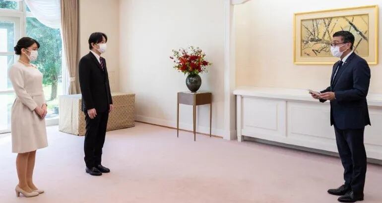 El embajador paraguayo en Japón, Raúl Florentín Ántola (der.), lee el texto de los fundamentos de la condecoración al príncipe heredero Akishino y a la princesa Mako (izq.). Fue en residencia oficial de Su Alteza Imperial Akishino, en Tokio.
