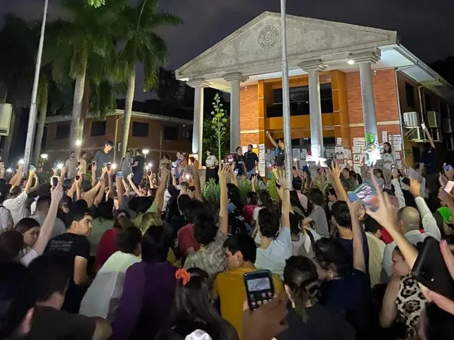 Estudiantes de la Universidad Nacional de Asunción en protesta frente al rectorado